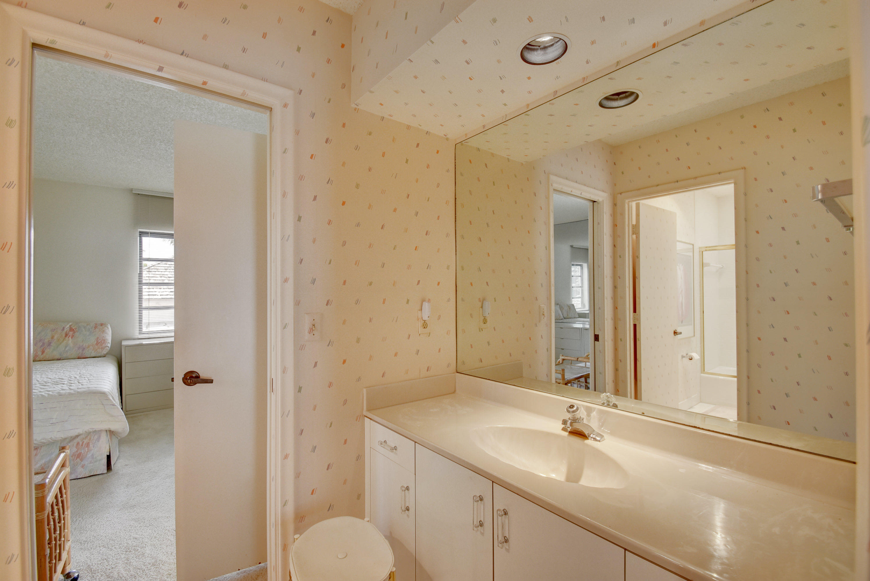 20657 Linksview Circle Boca Raton, FL 33434 - Photo 31 of 74 Guest Bath