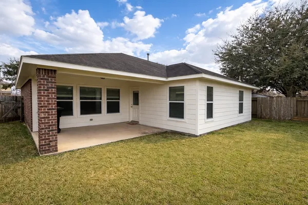 a view of a house with backyard