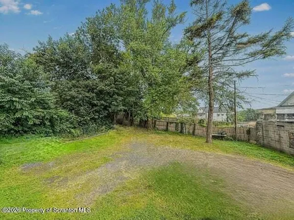 a view of a yard with a house