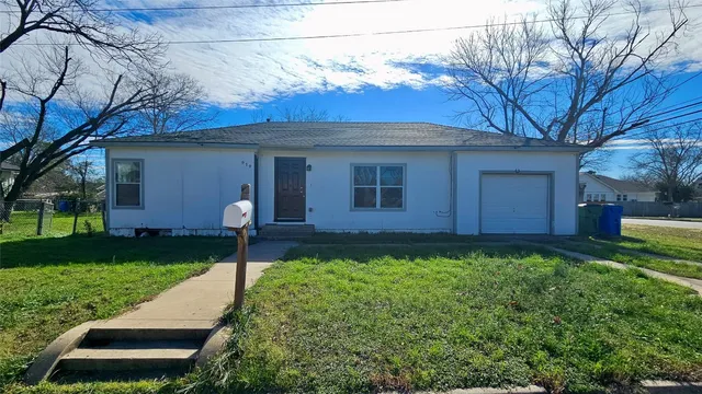 $1,450 | 919 West 6th Street, Taylor, TX 76574