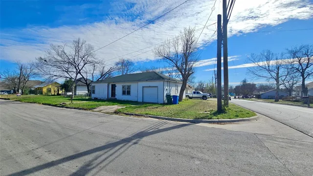 $1,450 | 919 West 6th Street, Taylor, TX 76574