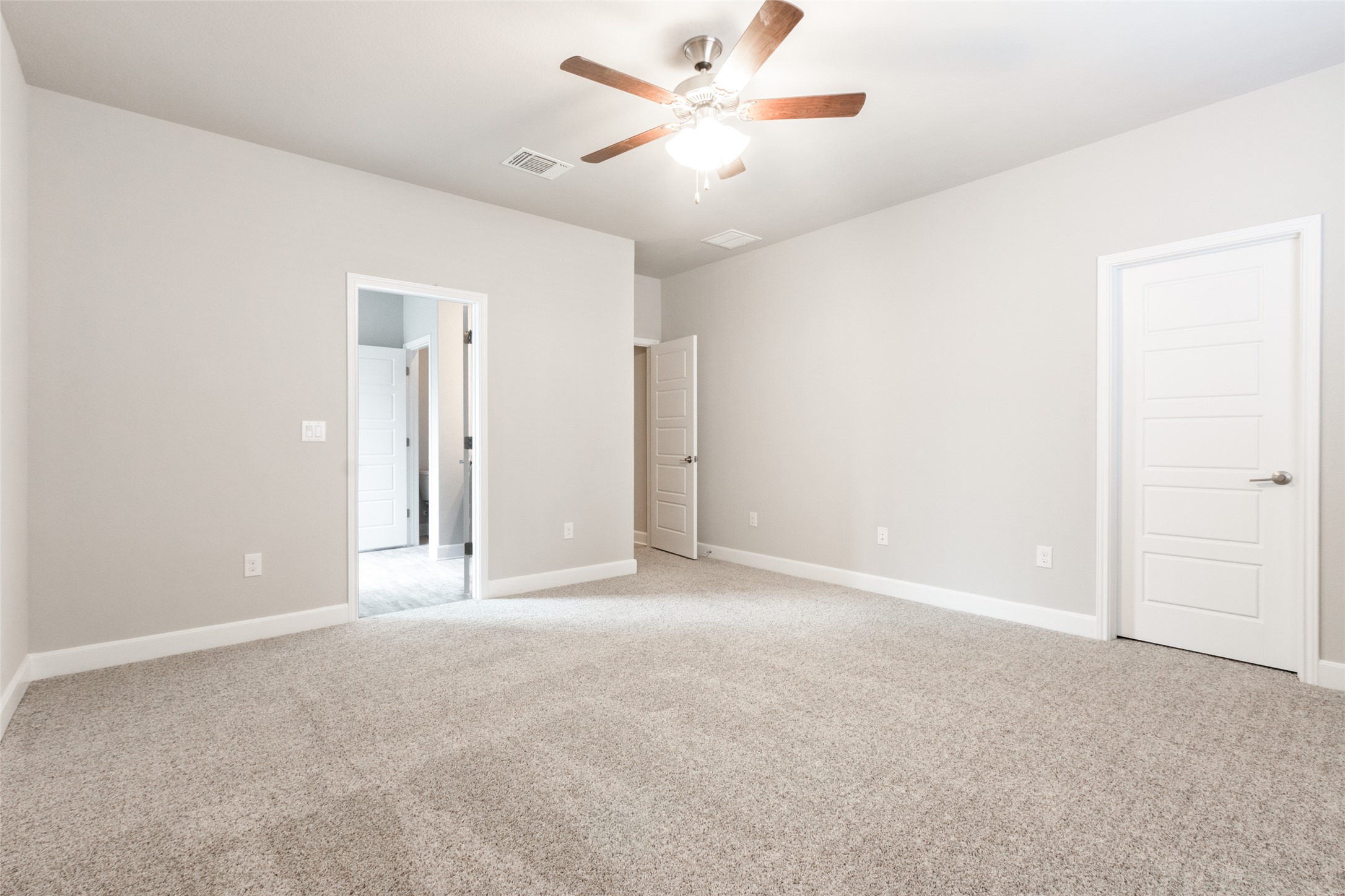 9301 Alex Lane Austin, TX 78748 - Photo 19 of 40 an empty room with closet and a ceiling fan