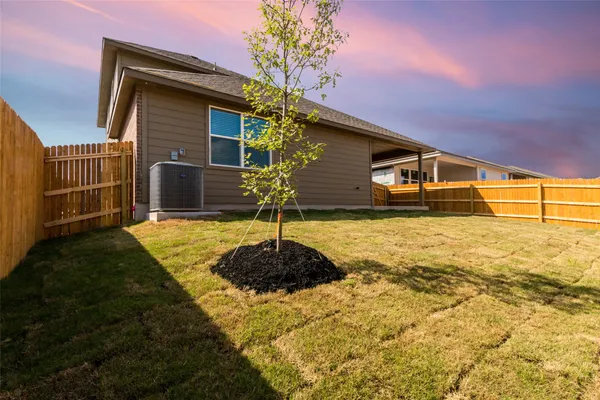 a view of a backyard