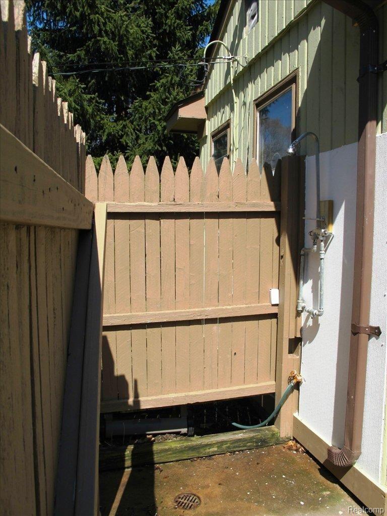 3912 Ponchartrain Pinckney, MI 48169 - Photo 19 of 25 Outdoor Shower