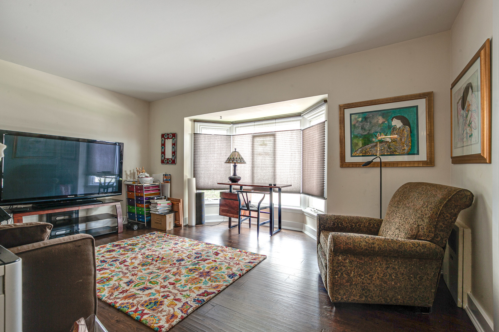 2300 Windsor Mall, Unit 2E Park Ridge, IL 60068 - Photo 13 of 23 a living room with furniture and a flat screen tv