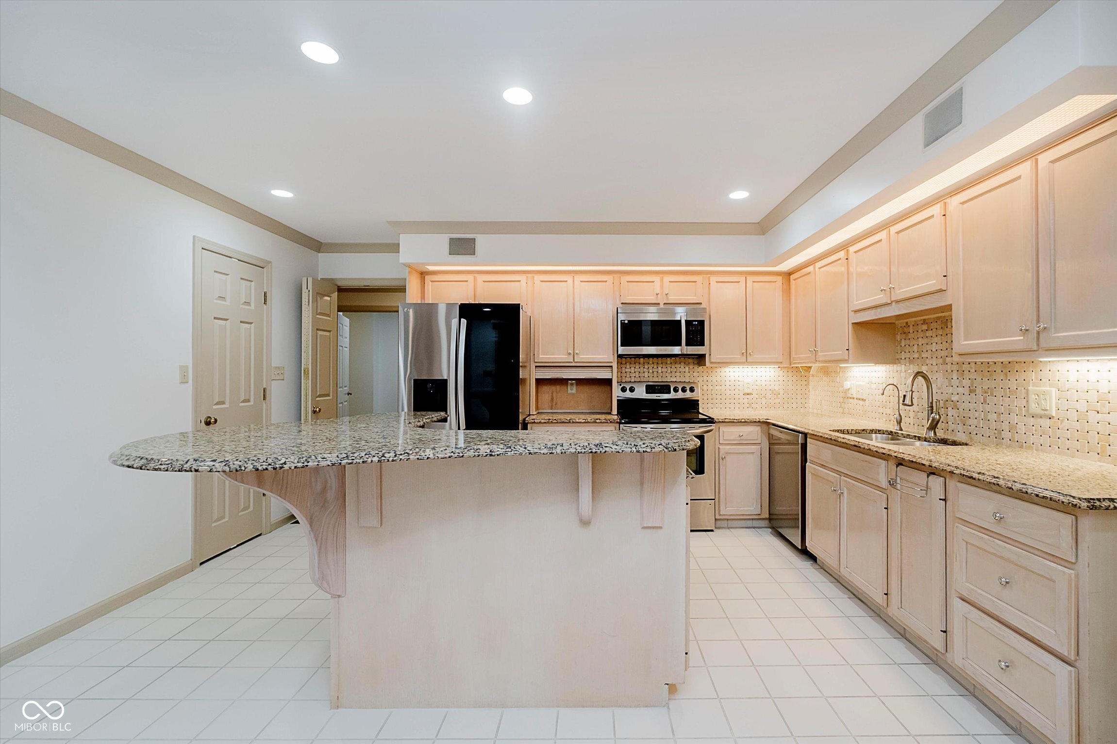 8649 Cricket Tree Lane Indianapolis, IN 46260 - Photo 11 of 58