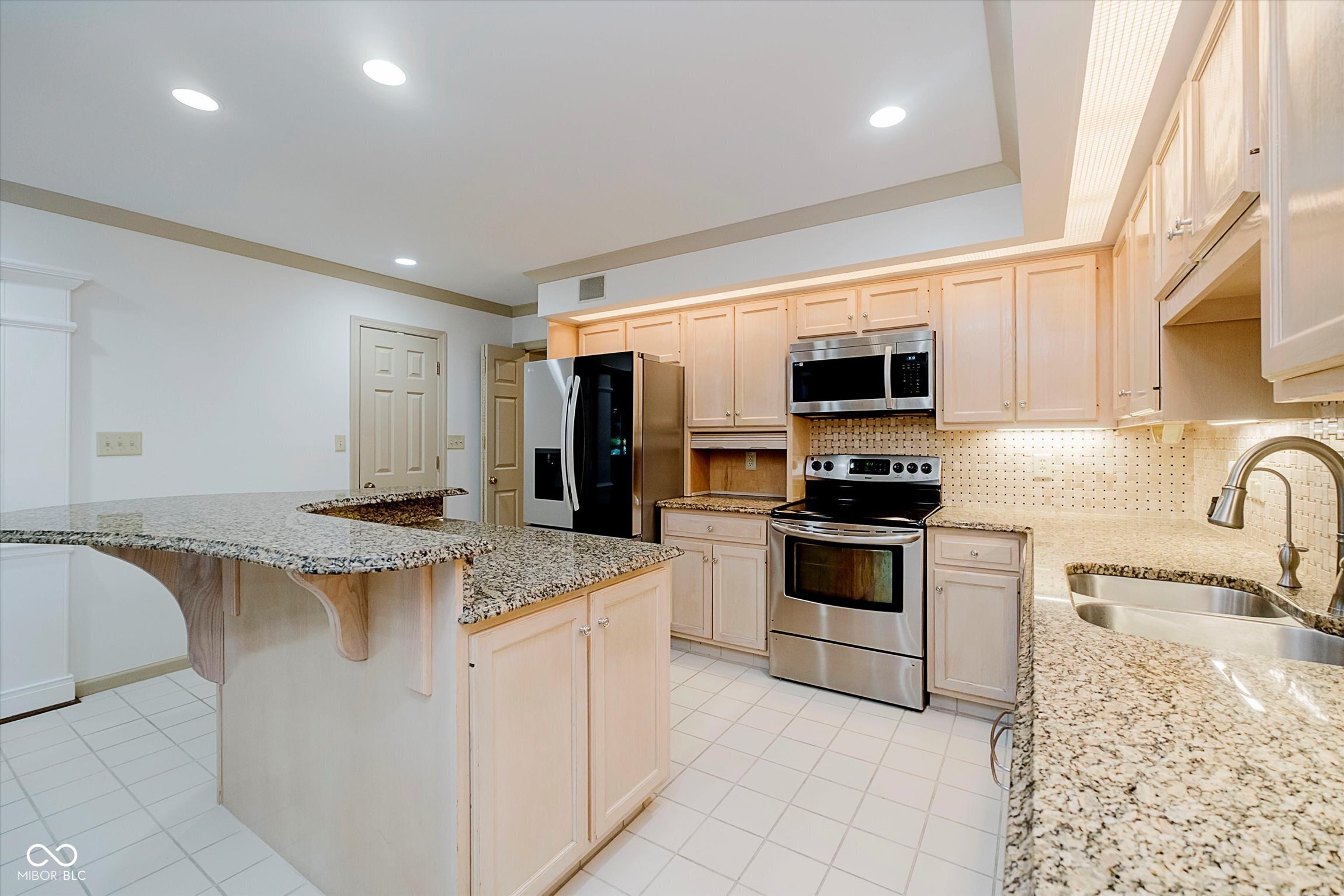 8649 Cricket Tree Lane Indianapolis, IN 46260 - Photo 10 of 58