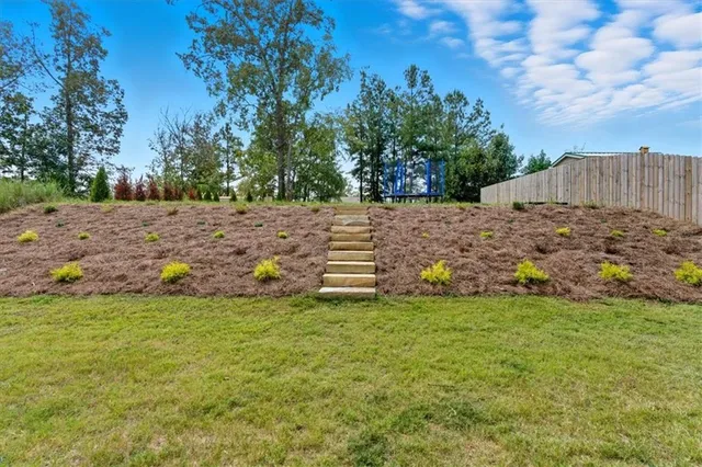 a view of a backyard