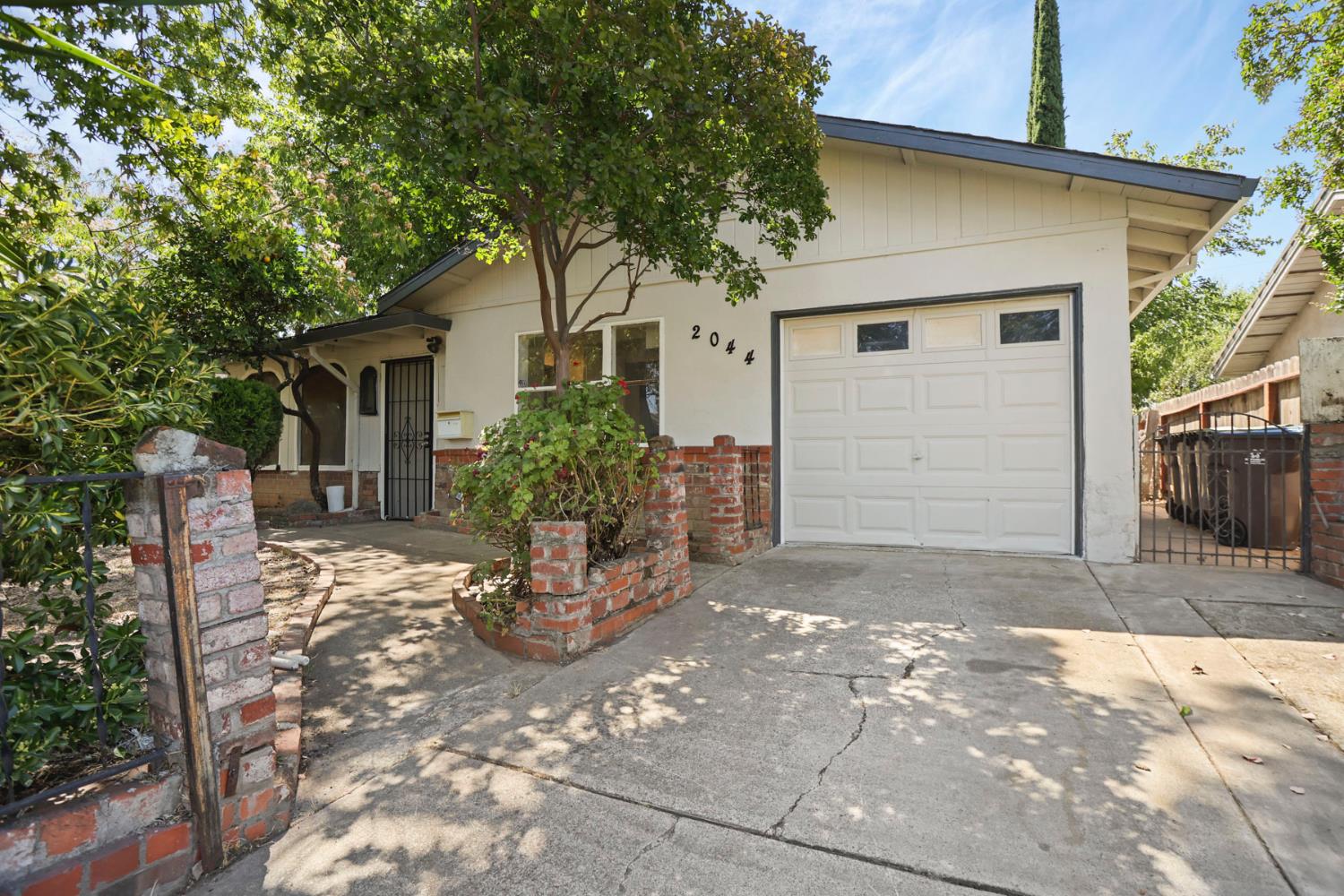 2044 Del Rio Drive Stockton, CA 95204 - Photo 6 of 40