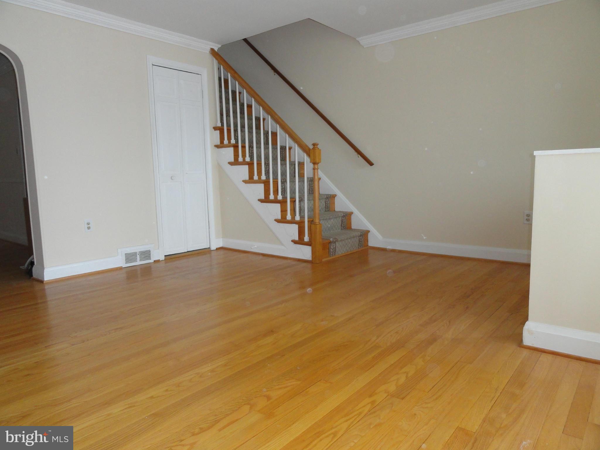 5620 Braxfield Road Baltimore, MD 21227 - Photo 15 of 25 Living Room