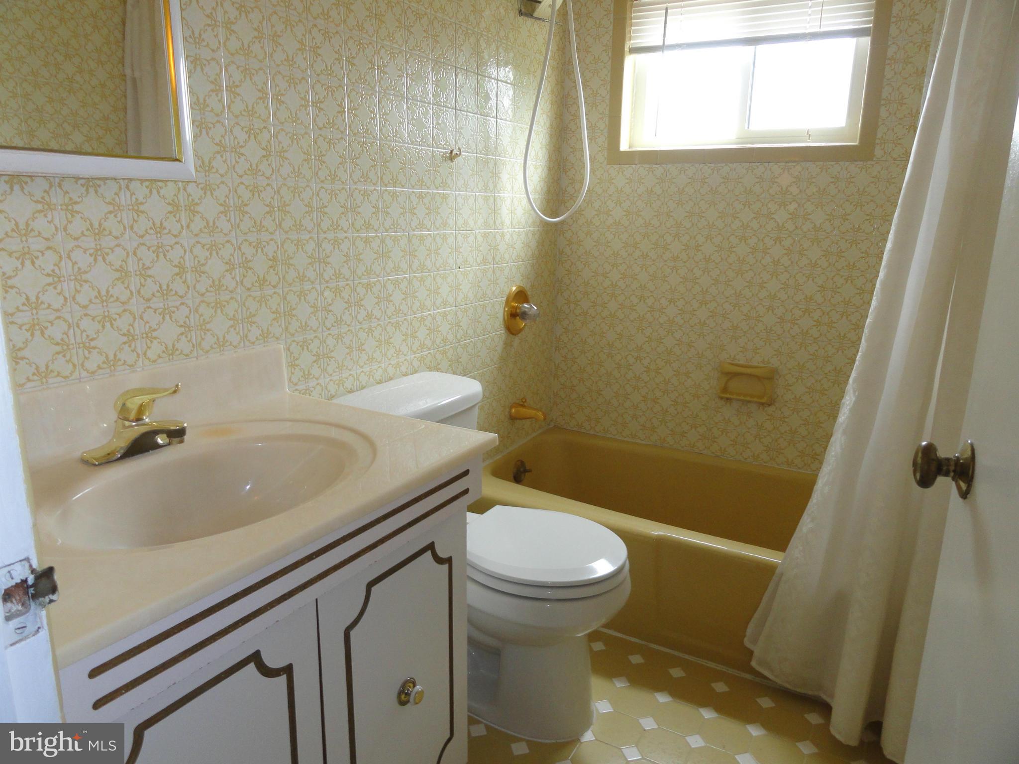 5620 Braxfield Road Baltimore, MD 21227 - Photo 19 of 25 Bath