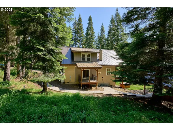 a view of a house with a yard