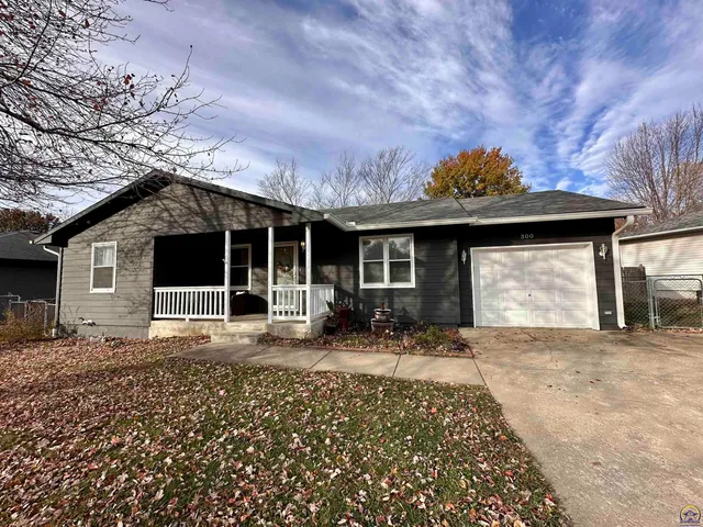 $224,900 | 300 Kellogg Lane, Auburn, KS 66402