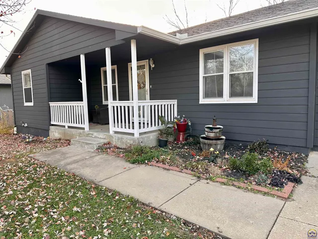 $224,900 | 300 Kellogg Lane, Auburn, KS 66402