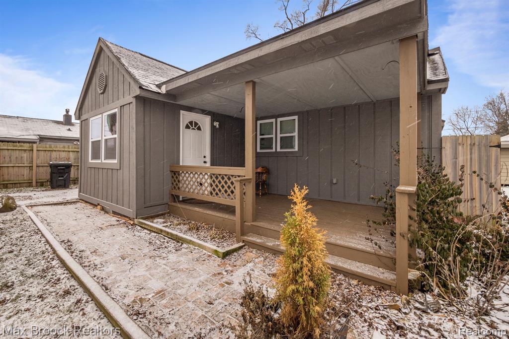 22025 Springbrook Avenue Farmington Hills, MI 48336 - Photo 2 of 24