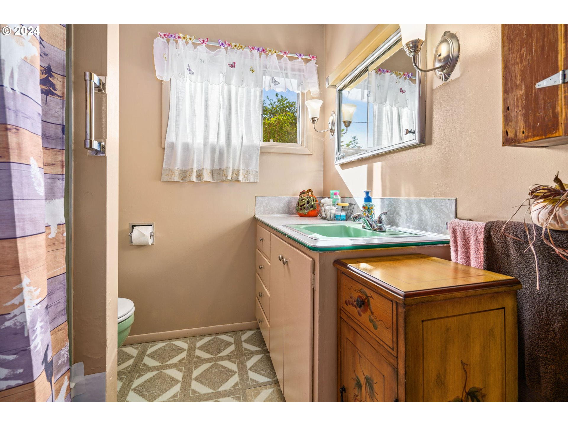 2290 18th Street Florence, OR 97439 - Photo 17 of 32 a bathroom with a sink and a mirror