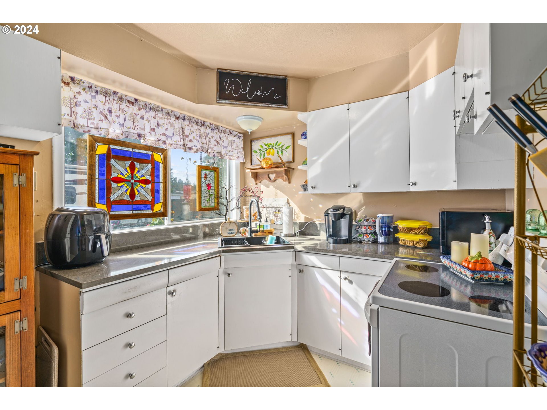 2290 18th Street Florence, OR 97439 - Photo 19 of 32 a kitchen with lots of counter top space