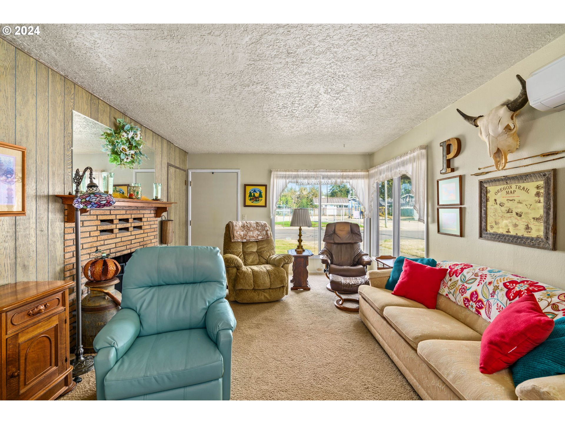 2290 18th Street Florence, OR 97439 - Photo 5 of 32 a living room with furniture and a large window