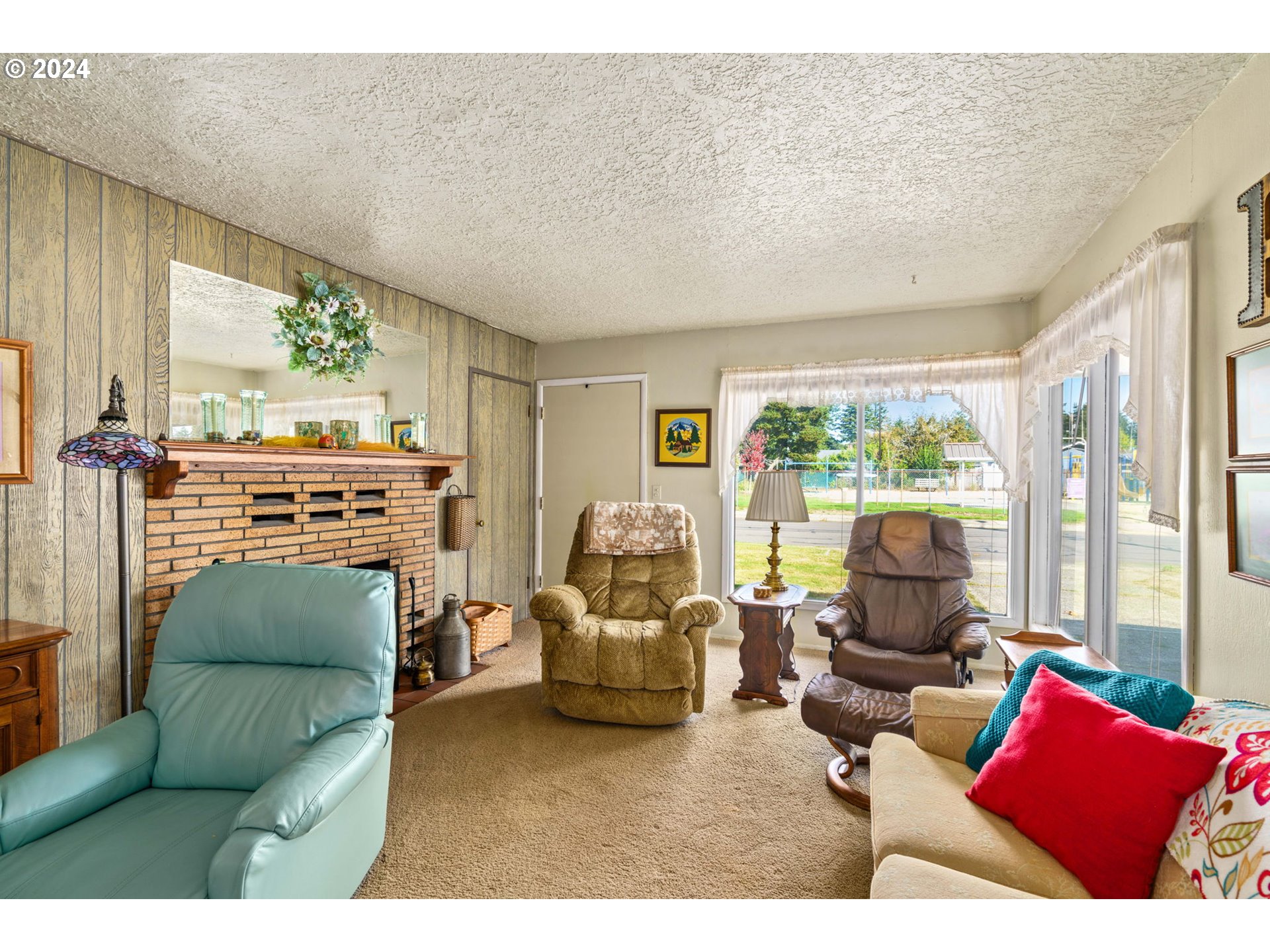 2290 18th Street Florence, OR 97439 - Photo 7 of 32 a living room with furniture and a fireplace