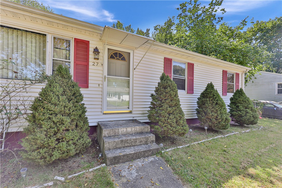27 Douglas Circle Smithfield, RI 02828 - Photo 3 of 42