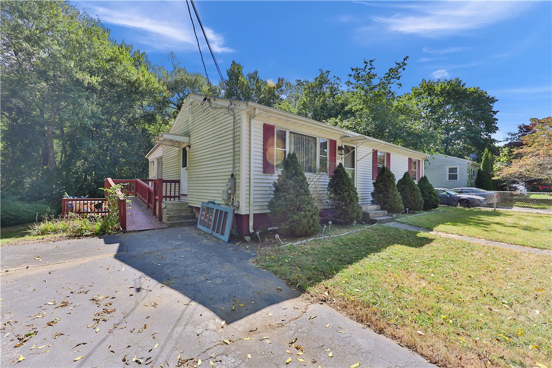 27 Douglas Circle Smithfield, RI 02828 - Photo 4 of 42