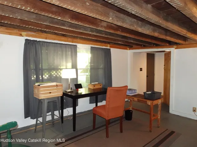 a view of livingroom with furniture