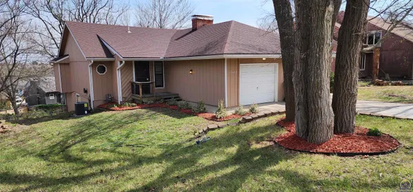 $185,000 | 3524 Southwest Skyline Parkway, Topeka, KS 66614