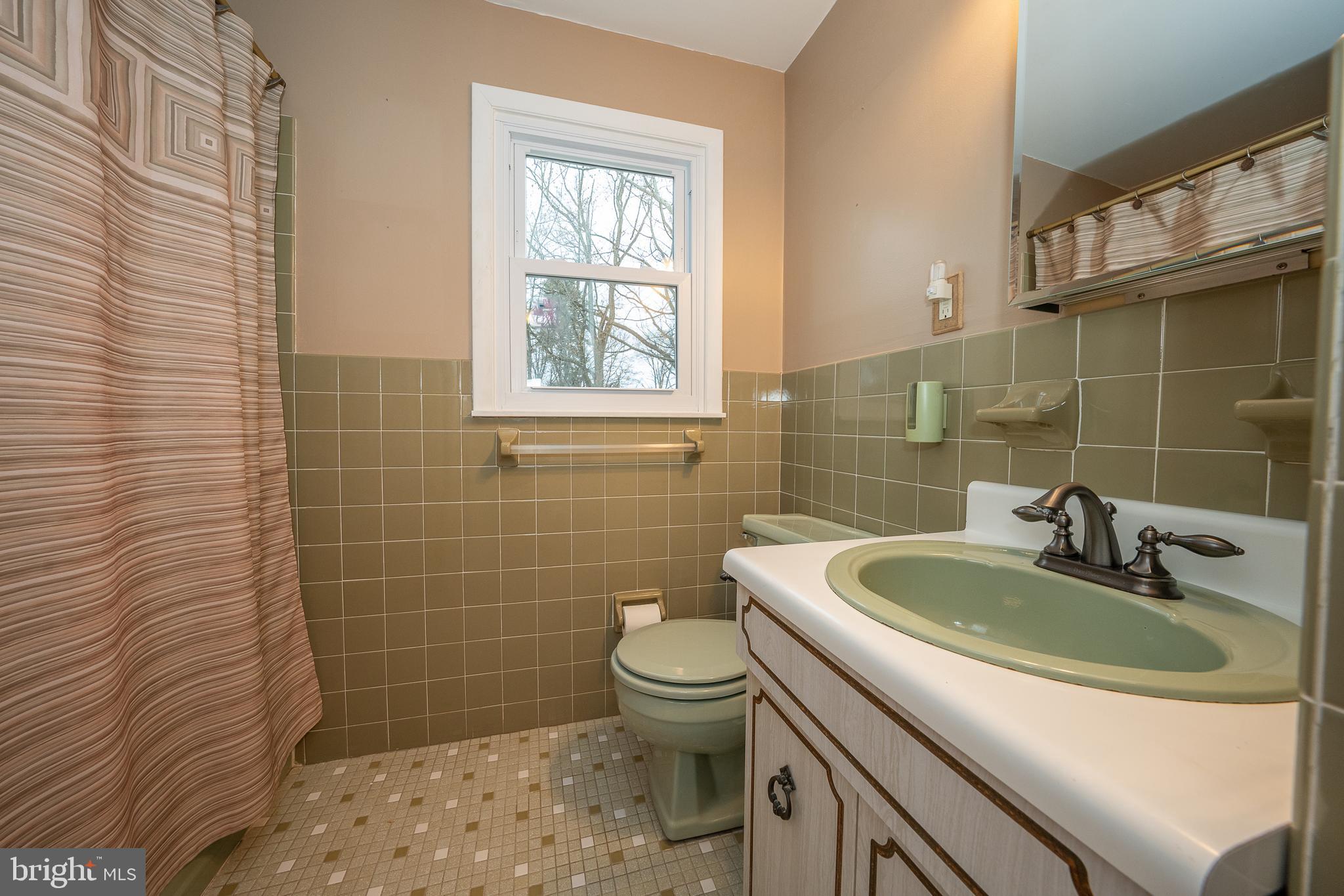 107 Cove Road Broomall, PA 19008 - Photo 21 of 41 Seond Level Hall Bath