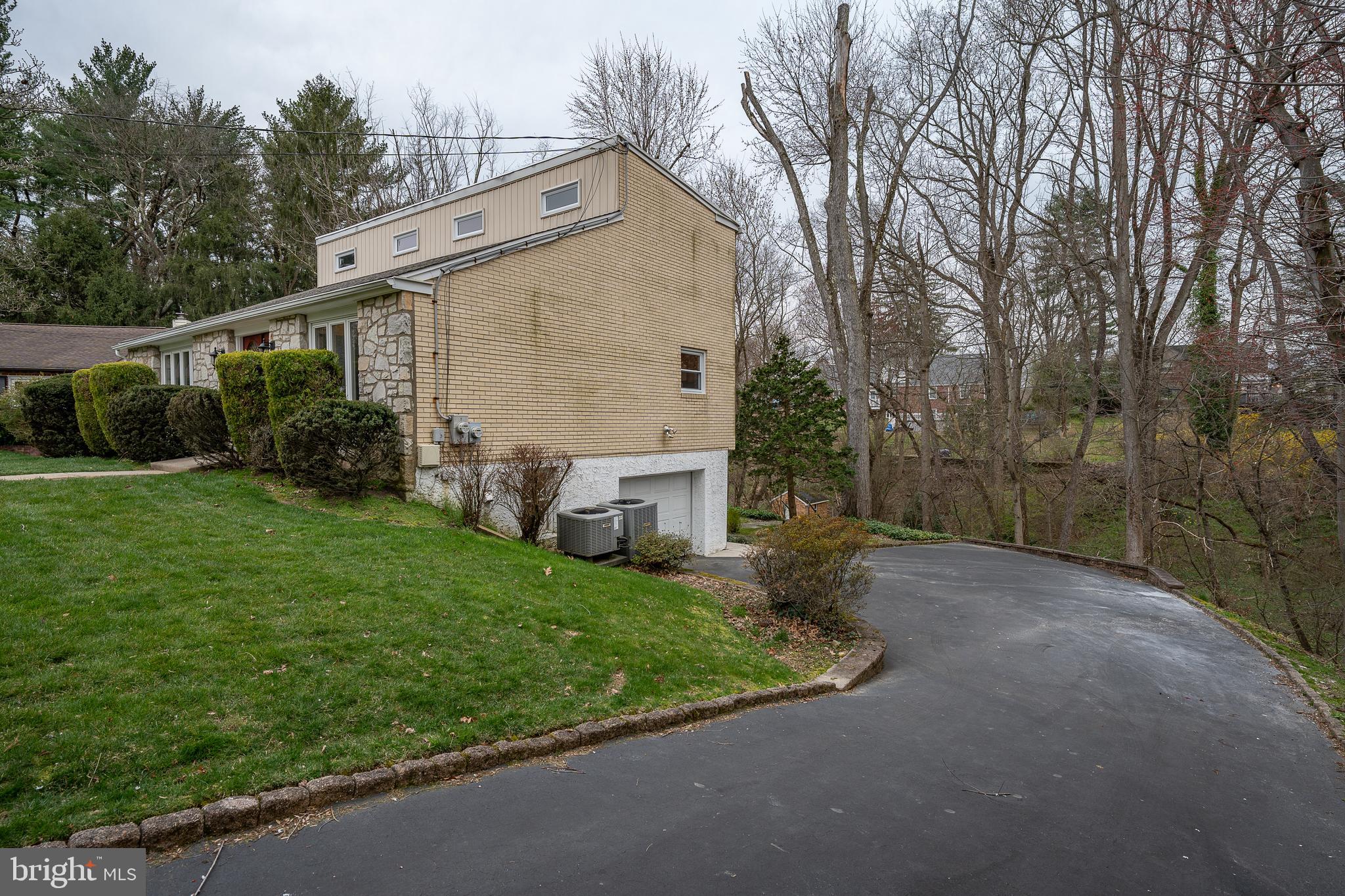 107 Cove Road Broomall, PA 19008 - Photo 41 of 41 Side view of house and garage