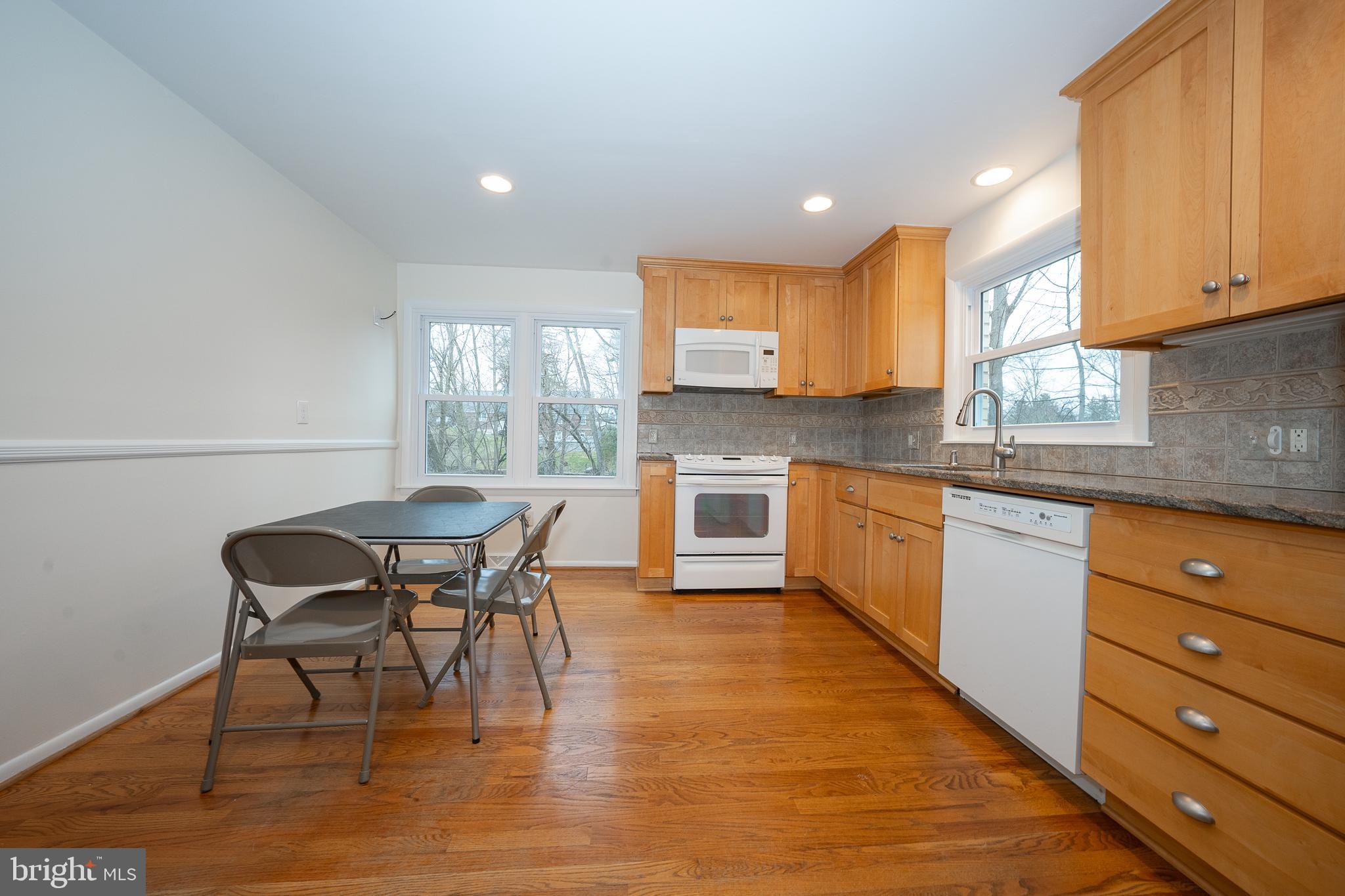 107 Cove Road Broomall, PA 19008 - Photo 10 of 41 Modern eat-in Kitchen