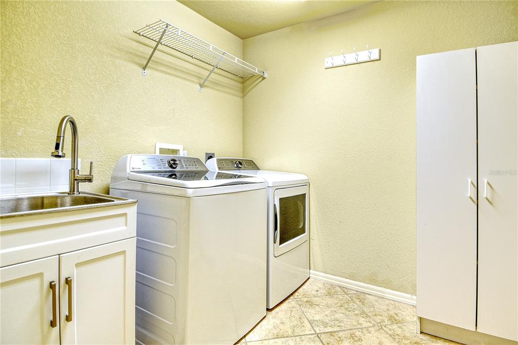 340 Bermuda Court, Unit 5 Venice, FL 34293 - Photo 31 of 52 a utility room with dryer and washer