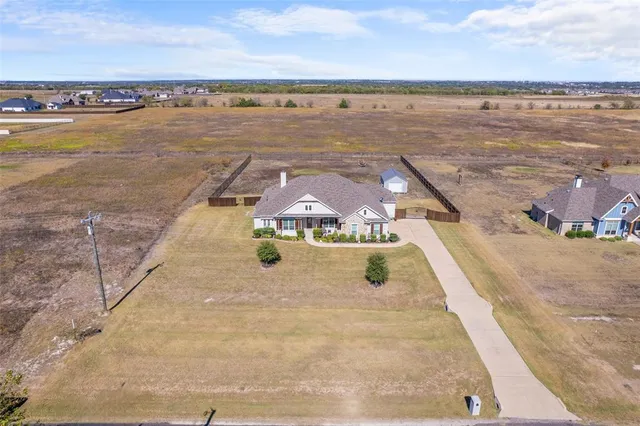 $600,000 | 1571 East Highland Road, Waxahachie, TX 75167