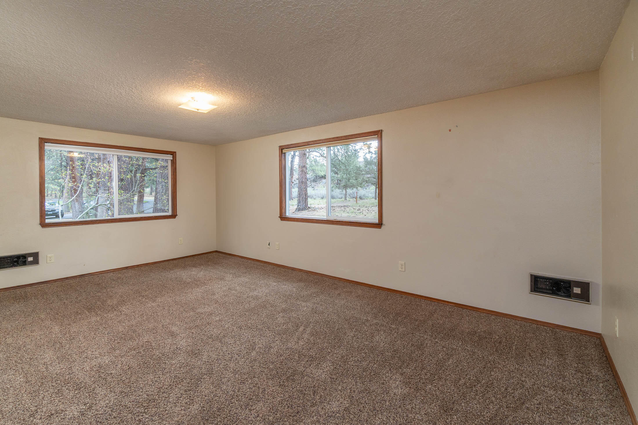 20316 Donkey Sled Road Bend, OR 97702 - Photo 20 of 50 an empty room with windows