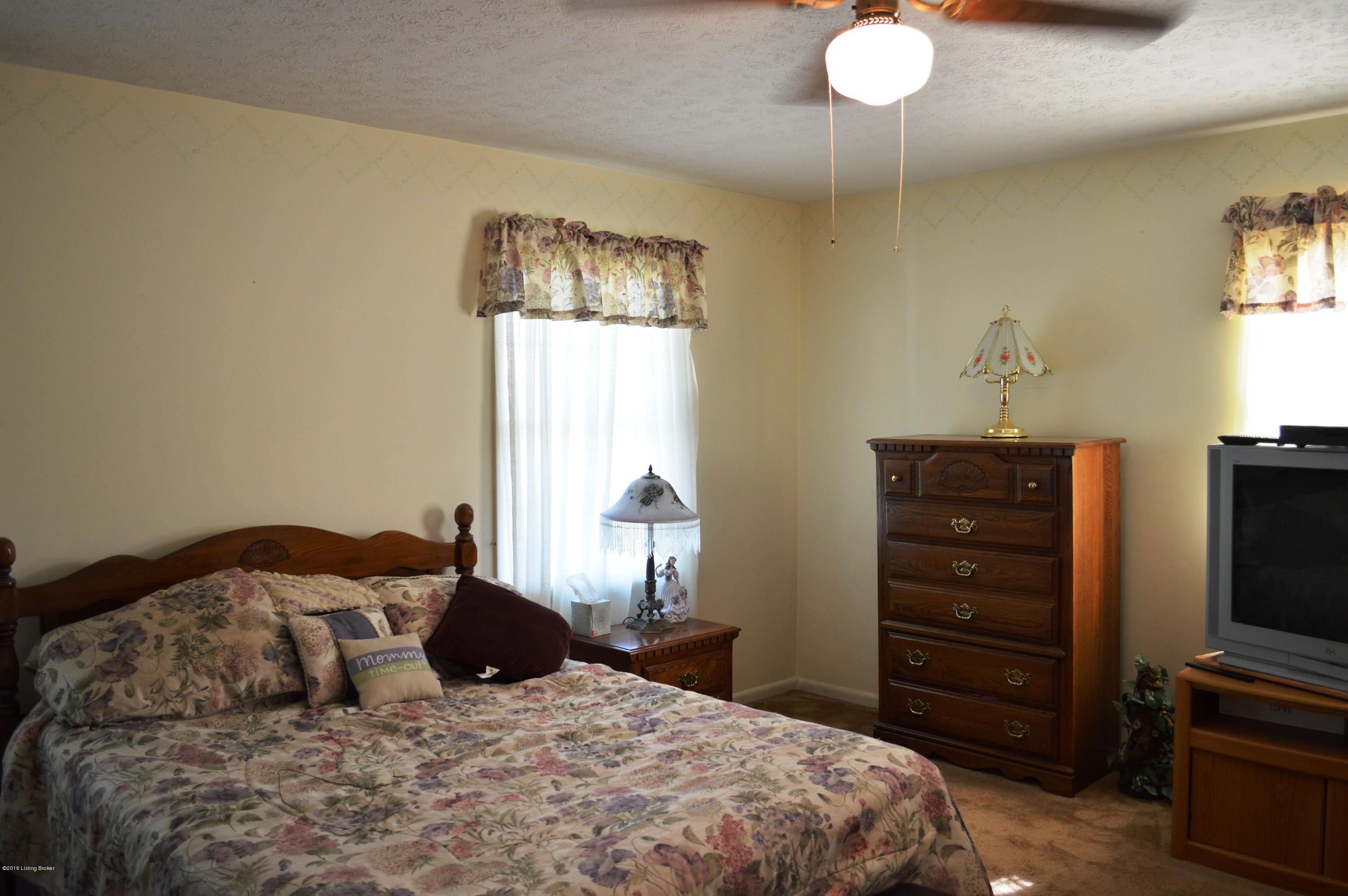 5304 Rayburn Road Louisville, KY 40272 - Photo 12 of 29 DSC_0835
