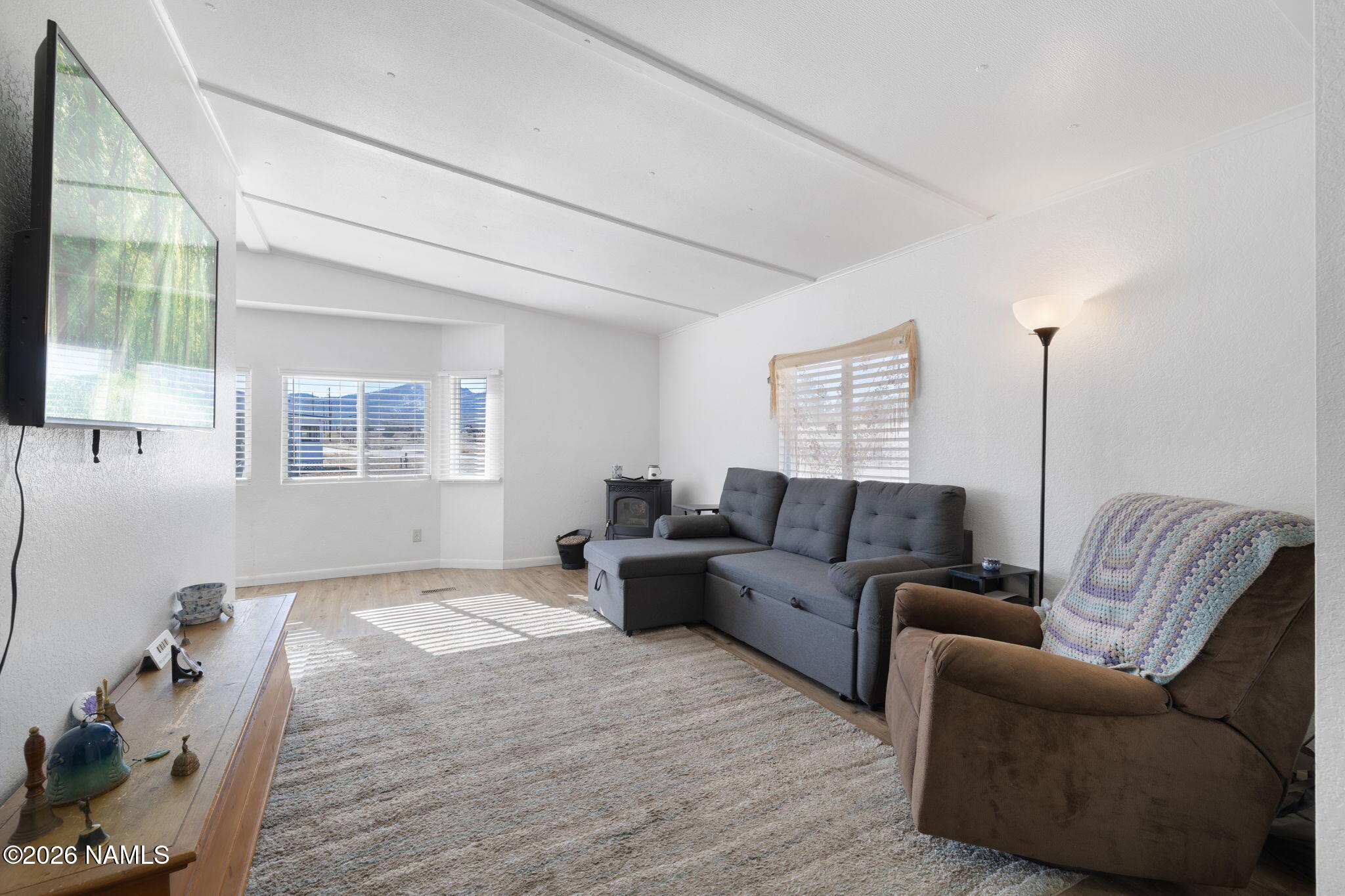 1050 North Arpt Road Williams, AZ 86046 - Photo 5 of 29 a living room with furniture and a window