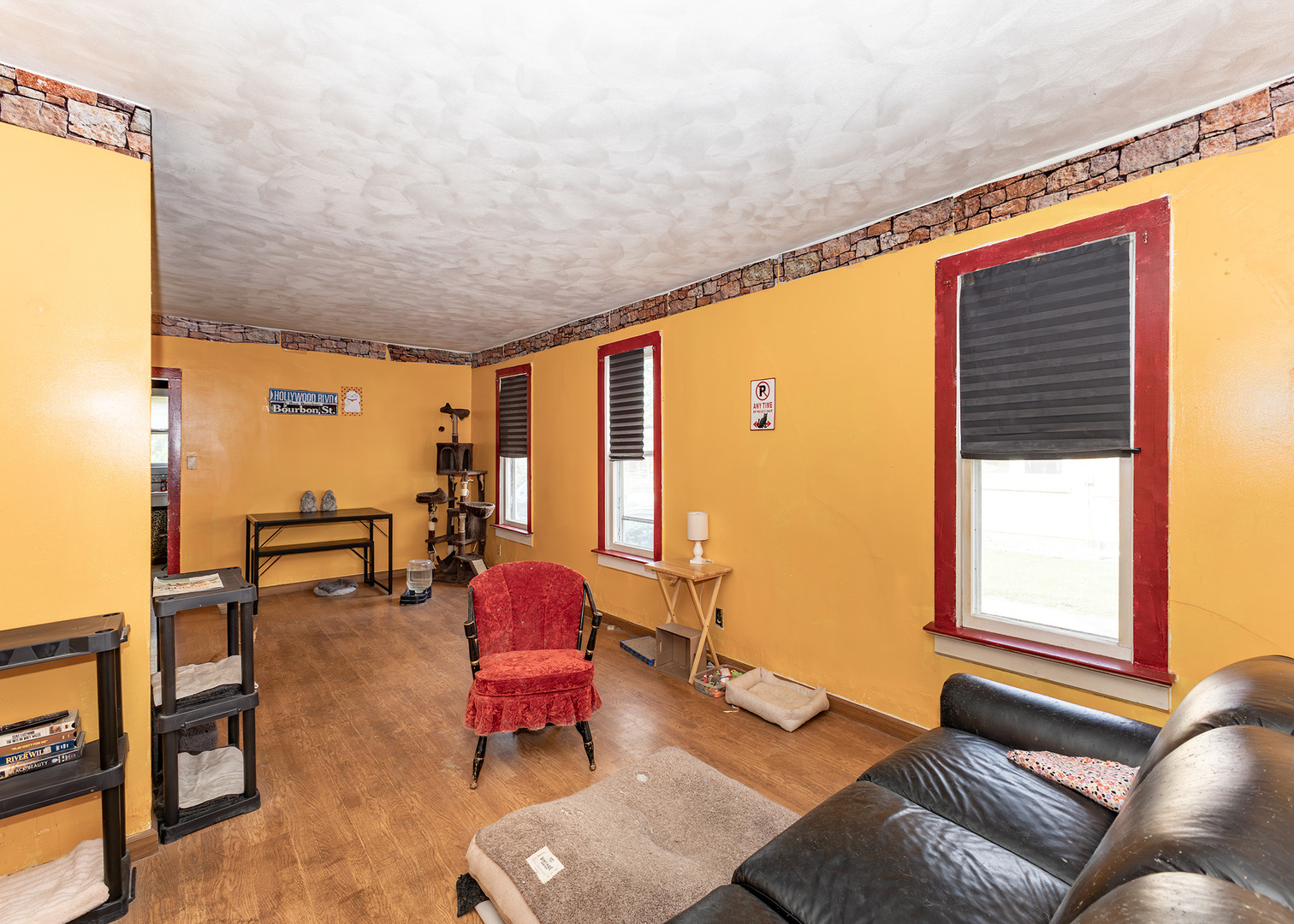 918 16th Avenue Fulton, IL 61252 - Photo 3 of 20 a livingroom with furniture and a couch