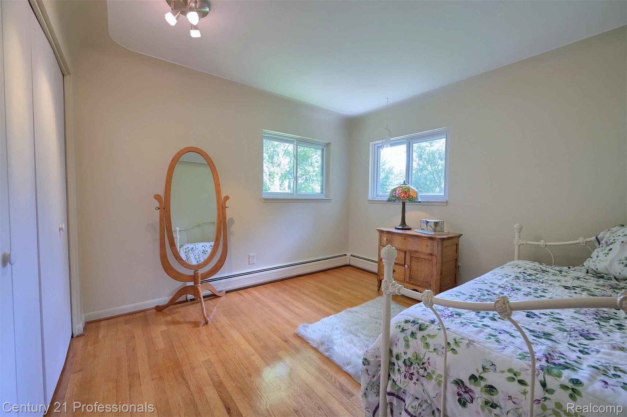 865 Briar Court Rochester, MI 48309 - Photo 20 of 39 20-3rd-Bedroom.jpg