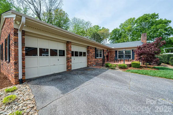 $599,000 | 923 1st Street Northeast, Hickory, NC 28601