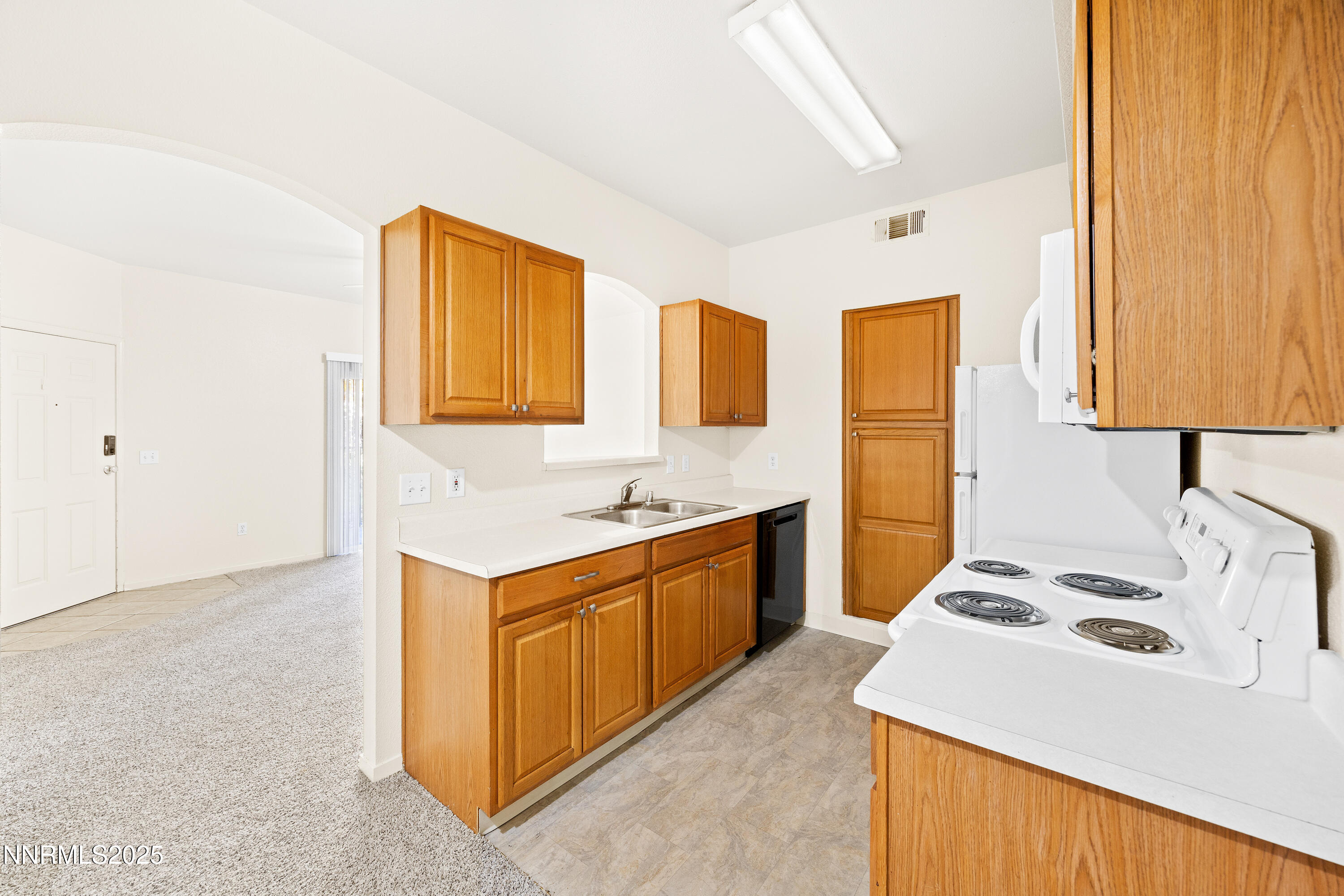 6850 Sharlands Avenue, Unit T1116 Reno, NV 89523 - Photo 8 of 26 a kitchen with a sink stove and a refrigerator