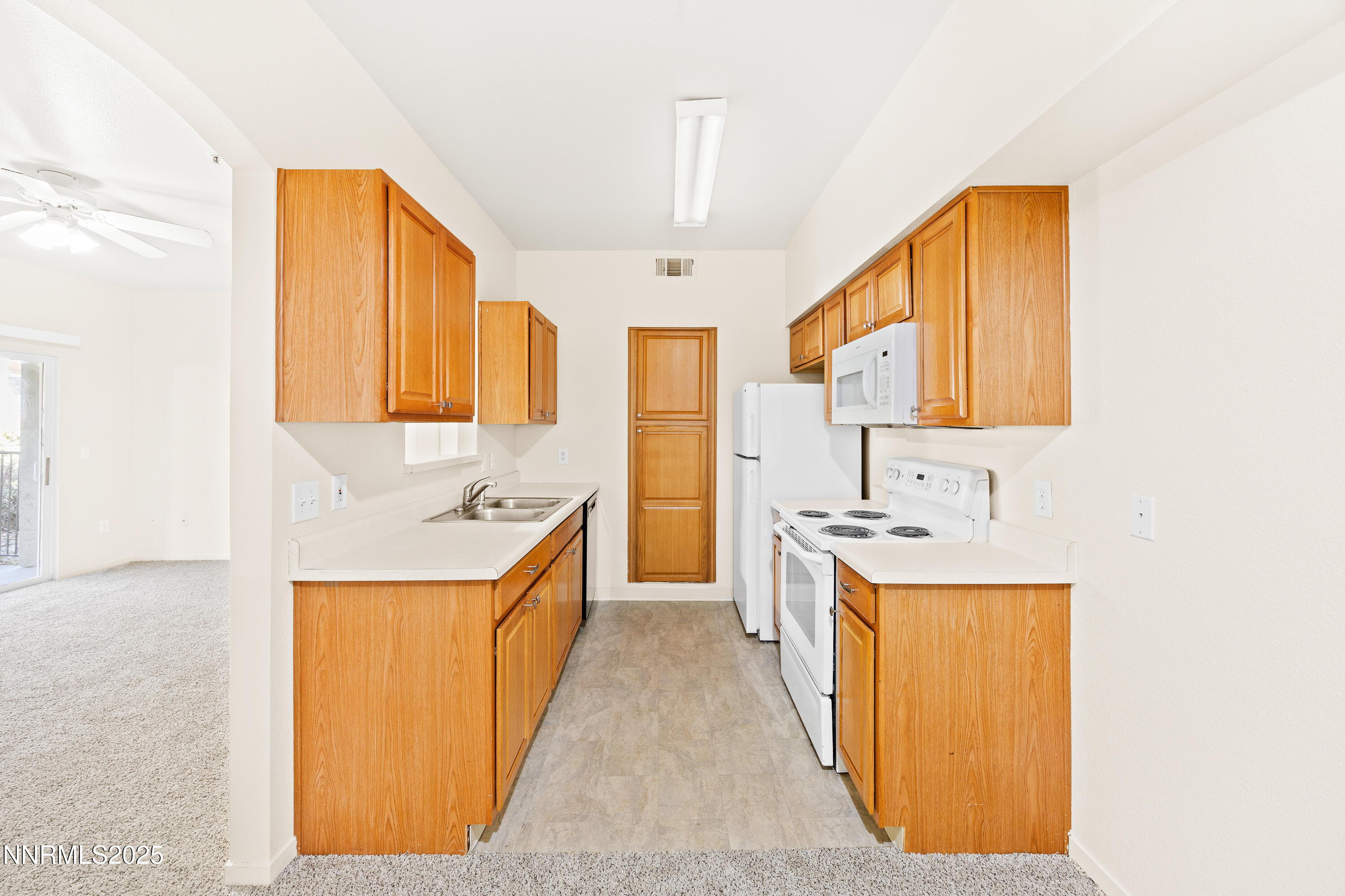 6850 Sharlands Avenue, Unit T1116 Reno, NV 89523 - Photo 9 of 26 a kitchen with stainless steel appliances granite countertop a sink a stove and a refrigerator