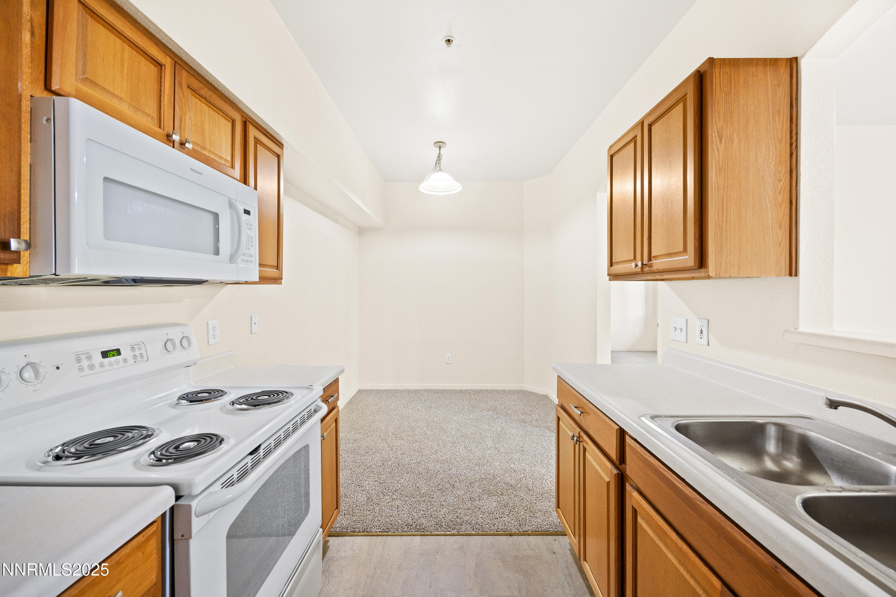 6850 Sharlands Avenue, Unit T1116 Reno, NV 89523 - Photo 10 of 26 a kitchen that has a sink and a stove