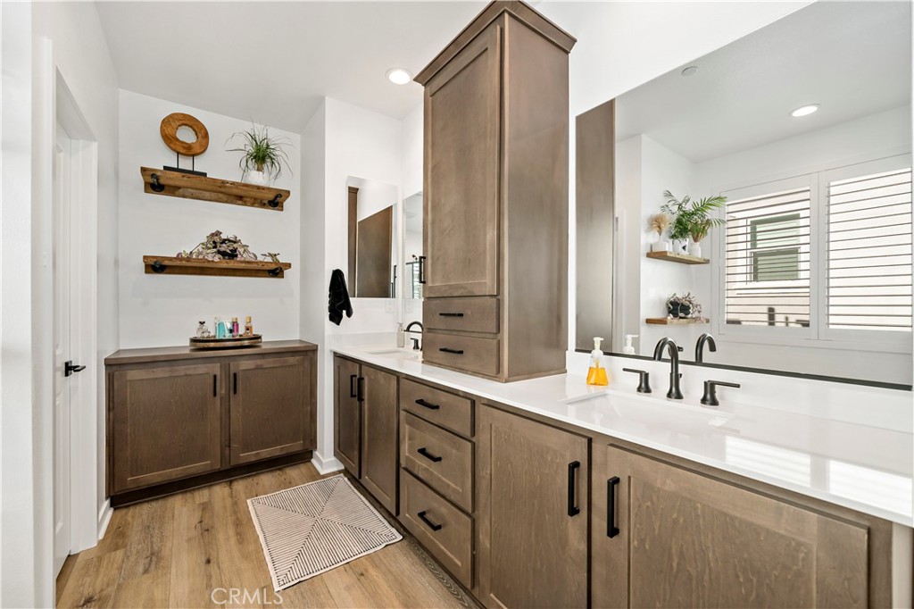 32230 Penstemon Way Temecula, CA 92591 - Photo 29 of 61 Owners en suite with additional custom cabinetry
