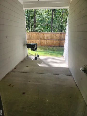 a view of a backyard