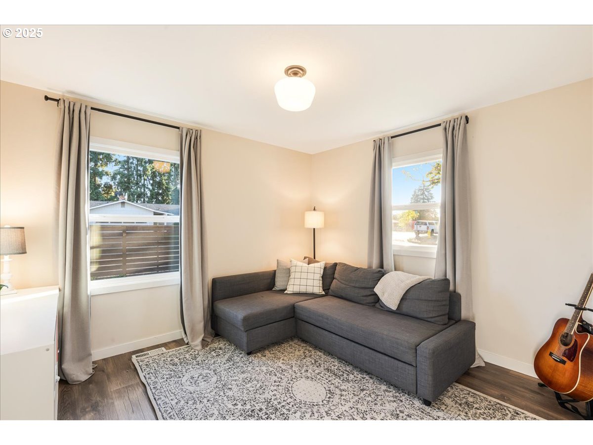 1200 Elm Lane Newberg, OR 97132 - Photo 20 of 32 a living room with furniture and a window