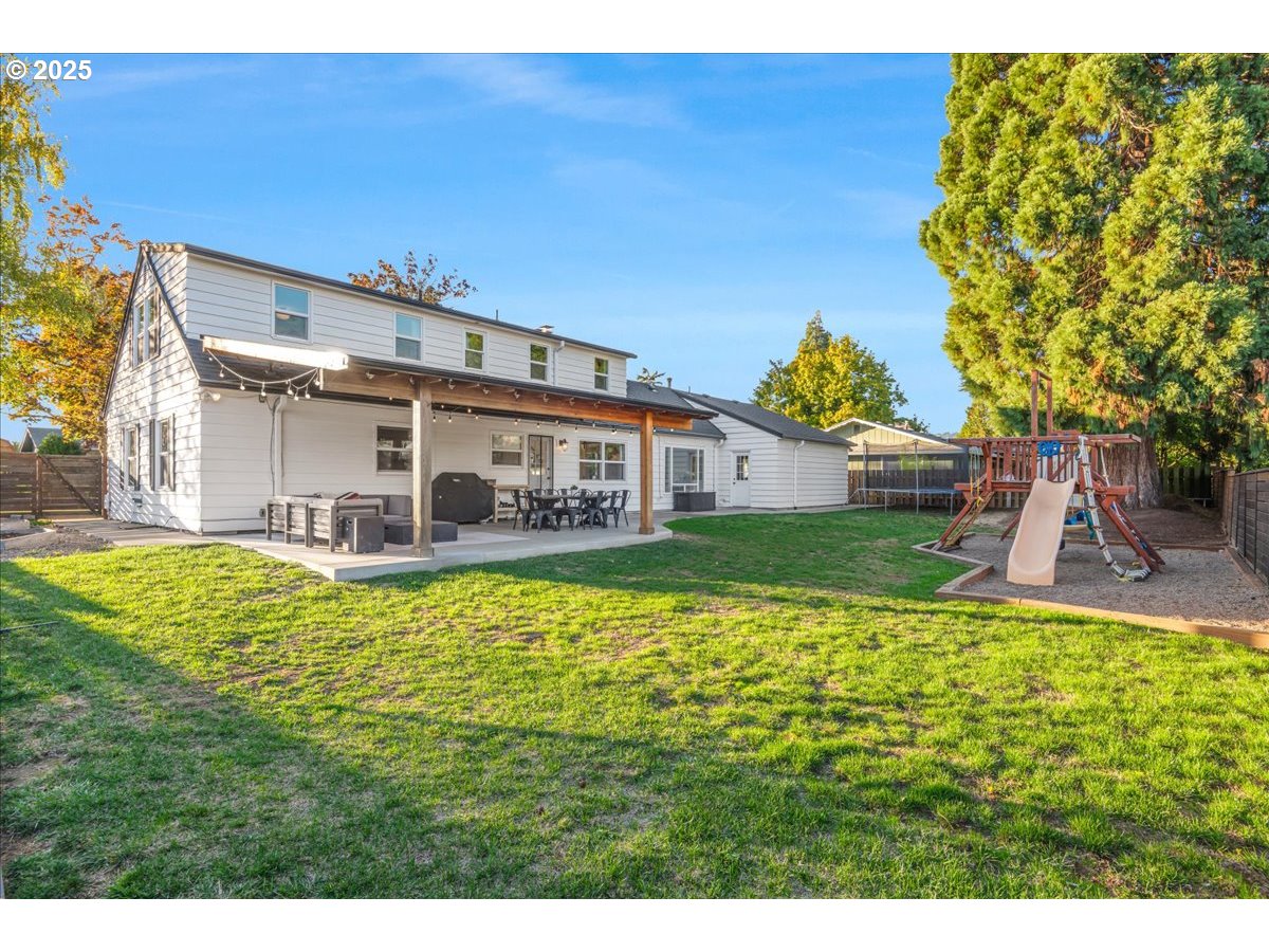 1200 Elm Lane Newberg, OR 97132 - Photo 28 of 32 a view of a house with a swimming pool