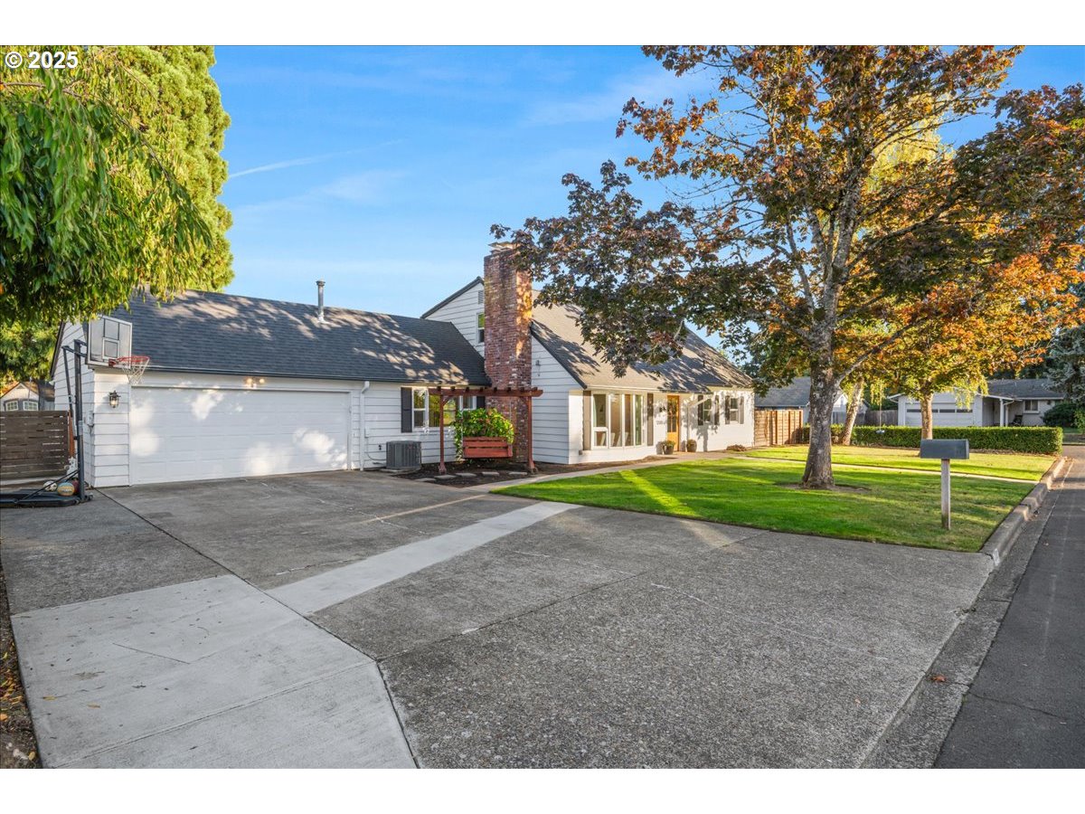 1200 Elm Lane Newberg, OR 97132 - Photo 3 of 32 a front view of a house with a yard