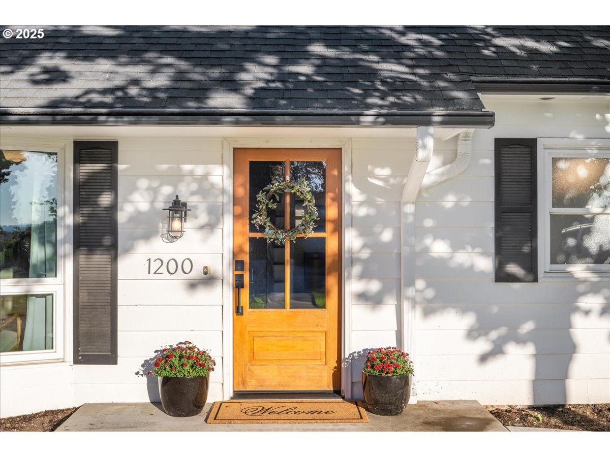 1200 Elm Lane Newberg, OR 97132 - Photo 4 of 32 a view of lobby with glass door