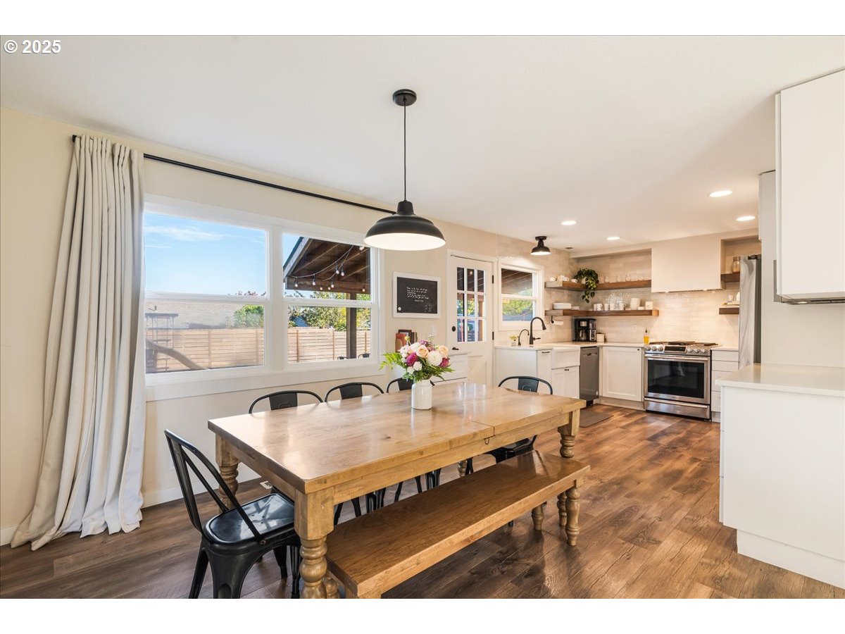 1200 Elm Lane Newberg, OR 97132 - Photo 8 of 32 a living room with stainless steel appliances kitchen island granite countertop furniture and a large window