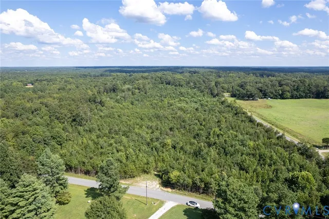 a view of a yard with a house