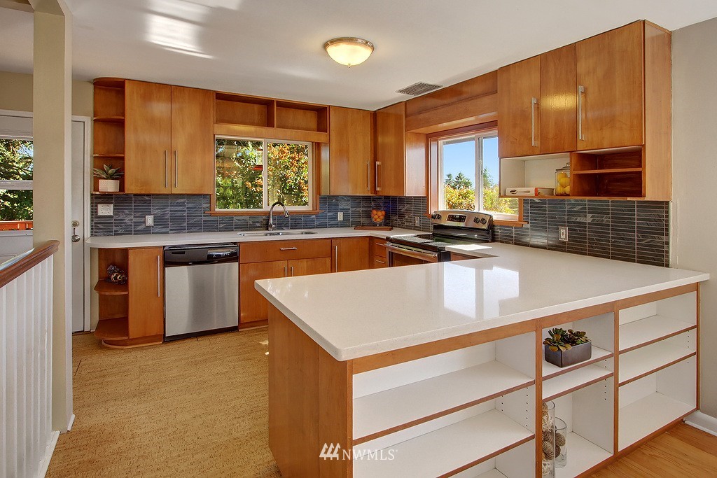 3729 Southwest Webster Street Seattle, WA 98126 - Photo 5 of 18 Gallery Image 5